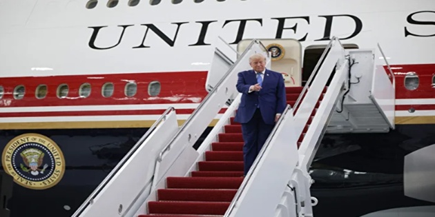 Trump, Katar’ın 400 Milyon Dolarlık Uçak Hediyesini Tanıttı